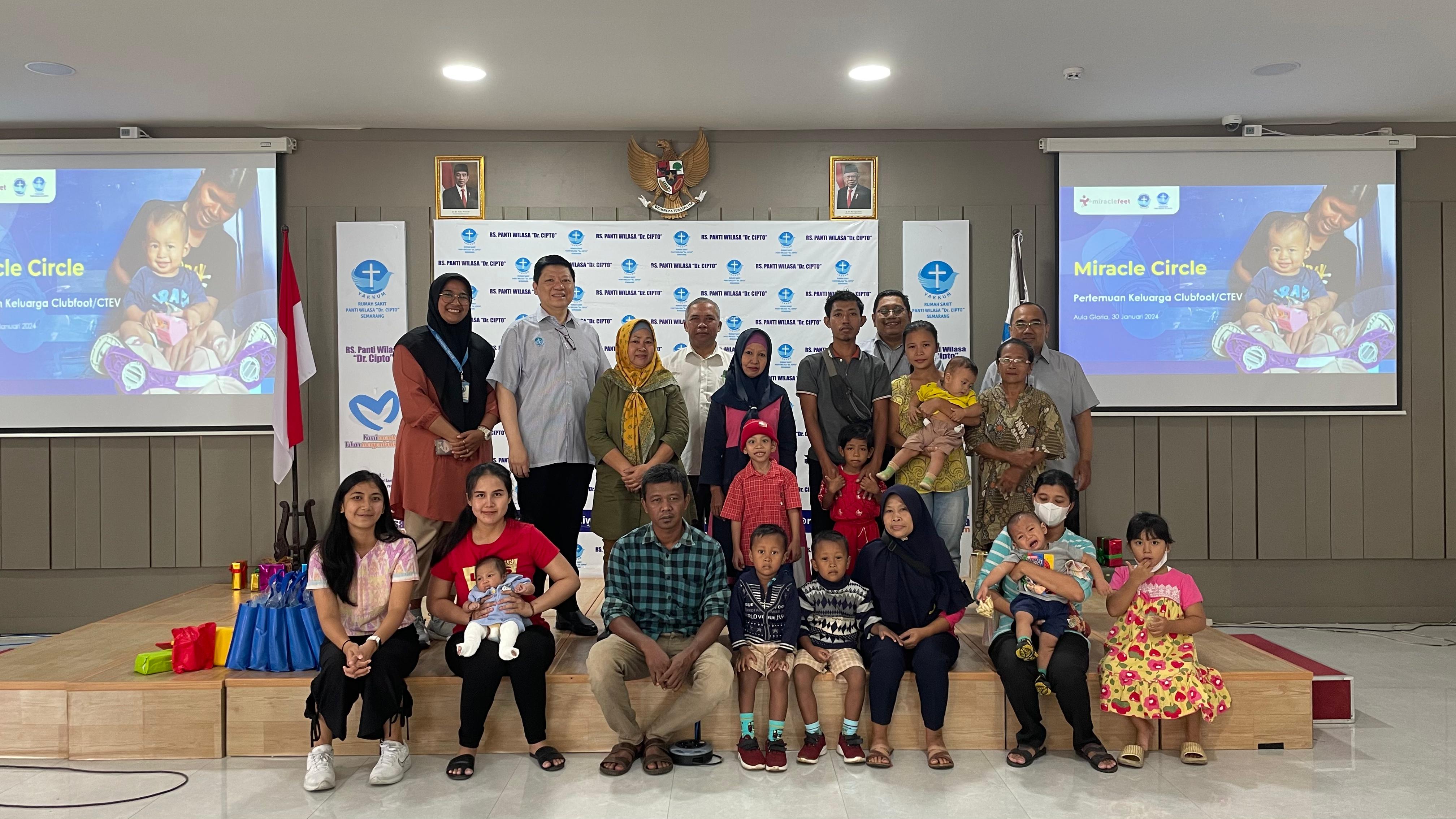 Pemberian brace untuk balita dengan kaki pengkor